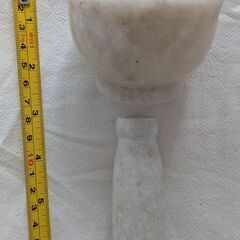 大理石のスパイスグラインダー [直径：7.3cm 高さ：5.3cm程度]の画像