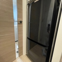 冷蔵庫上のラック スチールラックの画像