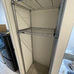 冷蔵庫上のラック スチールラックの画像