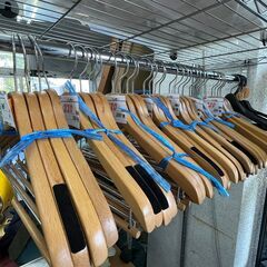 【リサイクルショップどりーむ鹿大前店】No.1062　木ハンガー　便利品　4個セット　お買い得品　スーツもセットで掛けれる　同一商品多数の画像