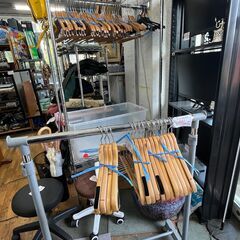 【リサイクルショップどりーむ鹿大前店】No.1062　木ハンガー　便利品　4個セット　お買い得品　スーツもセットで掛けれる　同一商品多数の画像