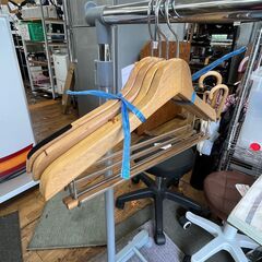 【リサイクルショップどりーむ鹿大前店】No.1062　木ハンガー　便利品　4個セット　お買い得品　スーツもセットで掛けれる　同一商品多数の画像