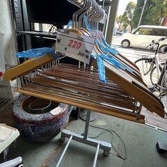 【リサイクルショップどりーむ鹿大前店】No.1062　木ハンガー　便利品　4個セット　お買い得品　スーツもセットで掛けれる　同一商品多数の画像