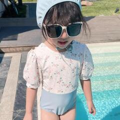 【新品未使用】100 ワンピース水着 半袖 花柄 白 女の子 ラ...