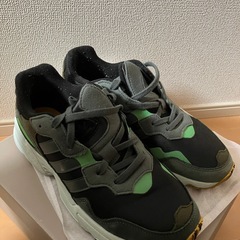adidas スニーカーの画像