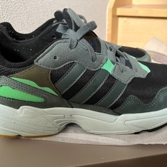 adidas スニーカーの画像