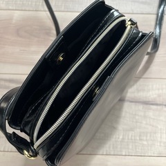 黒色ショルダーバッグ小さめの画像