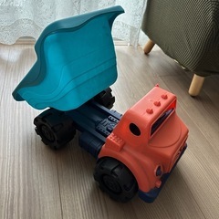 おもちゃ　ダンプカーの画像
