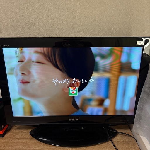 テレビ　32インチ　東芝REGZA