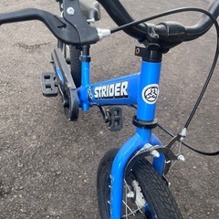 値下げしました　ストライダー　青　14の画像