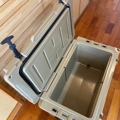 Fieldoor ハードクーラーボックス 大容量 大型 42.5L/45QT   専用木製スタンド付き！！の画像