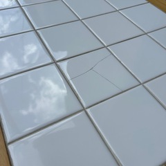 【リユース☆エコちょっぷ】木製カウンターテーブルと椅子2脚　バラ売り有り天板タイル　の画像