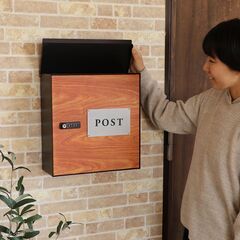 【最終値下げ】 壁掛けポスト 木目調デザイン A4対応 防水仕様 ダイヤル錠＋鍵付き 郵便受け ナチュラル色の画像