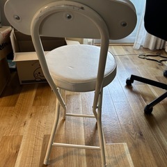 折りたたみ椅子の画像