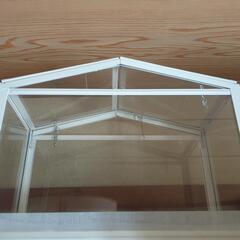 小さな温室のような収納の画像