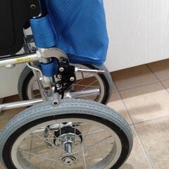 折りたたみ軽量車椅子の画像
