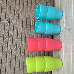 プラスチックのコップ