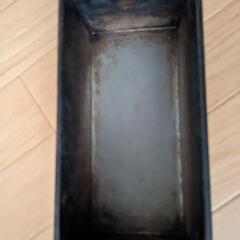 使い込んだパウンド型の画像