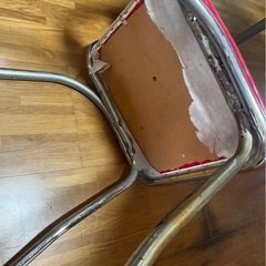 机と椅子３つのセットの画像