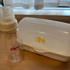 哺乳瓶と哺乳瓶の消毒容器