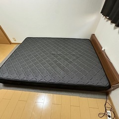 ダブルベッド　マットレス付きの画像