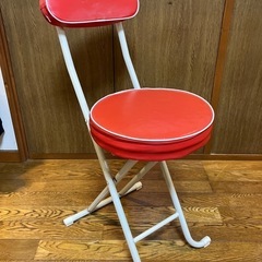 赤いパイプ椅子