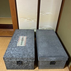 ブリキ衣装ケース