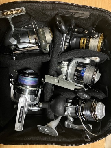 【お話し中】釣具セット（リール5個、リールケース、ルアー等多数、タモ網3本、釣具バッグ）