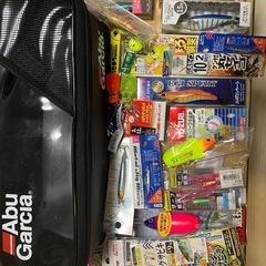 【お話し中】釣具セット（リール5個、リールケース、ルアー等多数、タモ網3本、釣具バッグ）の画像