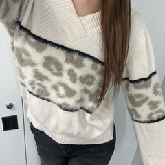 萌え袖できます👶ホワイトヒョウ柄ニット