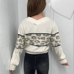 萌え袖できます👶ホワイトヒョウ柄ニットの画像