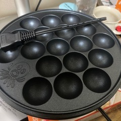 たこ焼き器と生地入れの画像