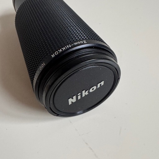 Zoom-Nikkor 100〜300mmf/5.6 \nカメラのレンズ