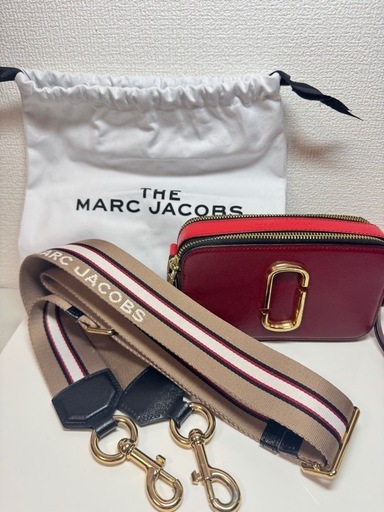 MARC JACOBSのショルダーバッグ赤色
スナップショットスタイル