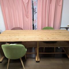 コマがついて楽に動かせる棚付きコマ大きなダイニングテーブル