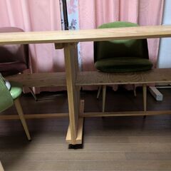 コマがついて楽に動かせる棚付きコマ大きなダイニングテーブルの画像
