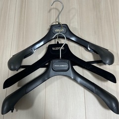 【まとめて】ハイブランドハンガー3本＋コーチ　衣装袋 　VALENTINO VERSACE DOLCE& GABBANAの画像