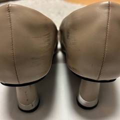 realca ベージュ ポインテッドトゥ パンプス チェーン装飾の画像