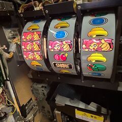 【パチスロ実機】初代シェイク コイン使用機 家庭用電源OK　ドアキー・設定キー 買取マクサス】【パチスロ実機】初代シェイク コイン使用機 家庭