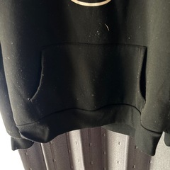 黒のパーカーの画像
