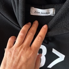 黒のパーカーの画像