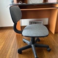 パソコン用机、椅子、蛍光灯の画像