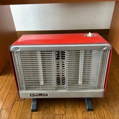 パソコン用机、椅子、蛍光灯の画像