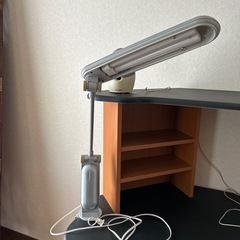 パソコン用机、椅子、蛍光灯の画像