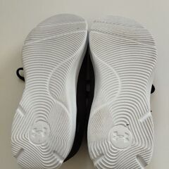 アンダーアーマー 美品 23.0cm スニーカーの画像