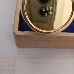 金色のお猪口と徳利の画像