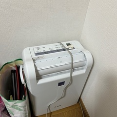 ★無料★除湿機(2017年製)、扇風機、製図机
