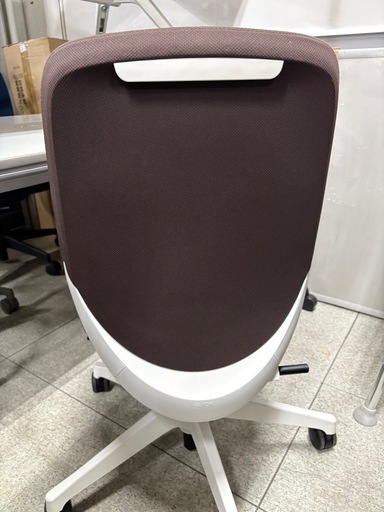 5番 イトーキ ブラウン肘なし布チェア オフィス 事務椅子