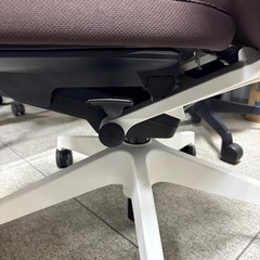 5番 イトーキ ブラウン肘なし布チェア オフィス 事務椅子の画像