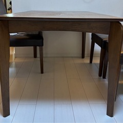 ダイニングテーブルの画像